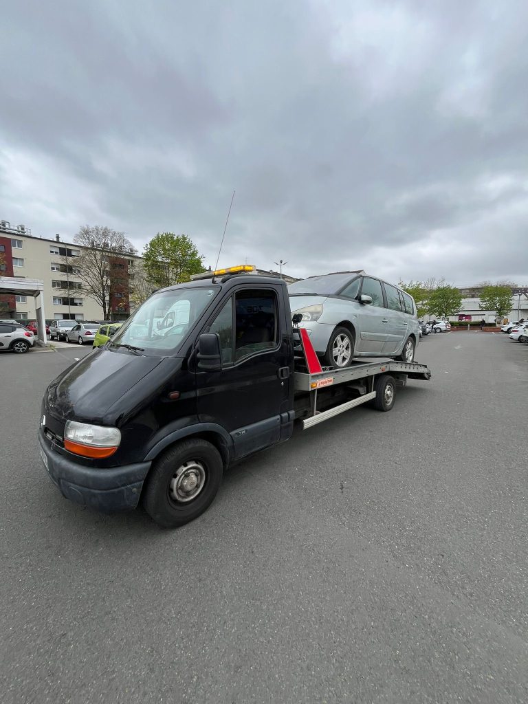 Enlèvement gratuit de véhicule hors d'usage par notre dépanneuse à Longjumeau (91)